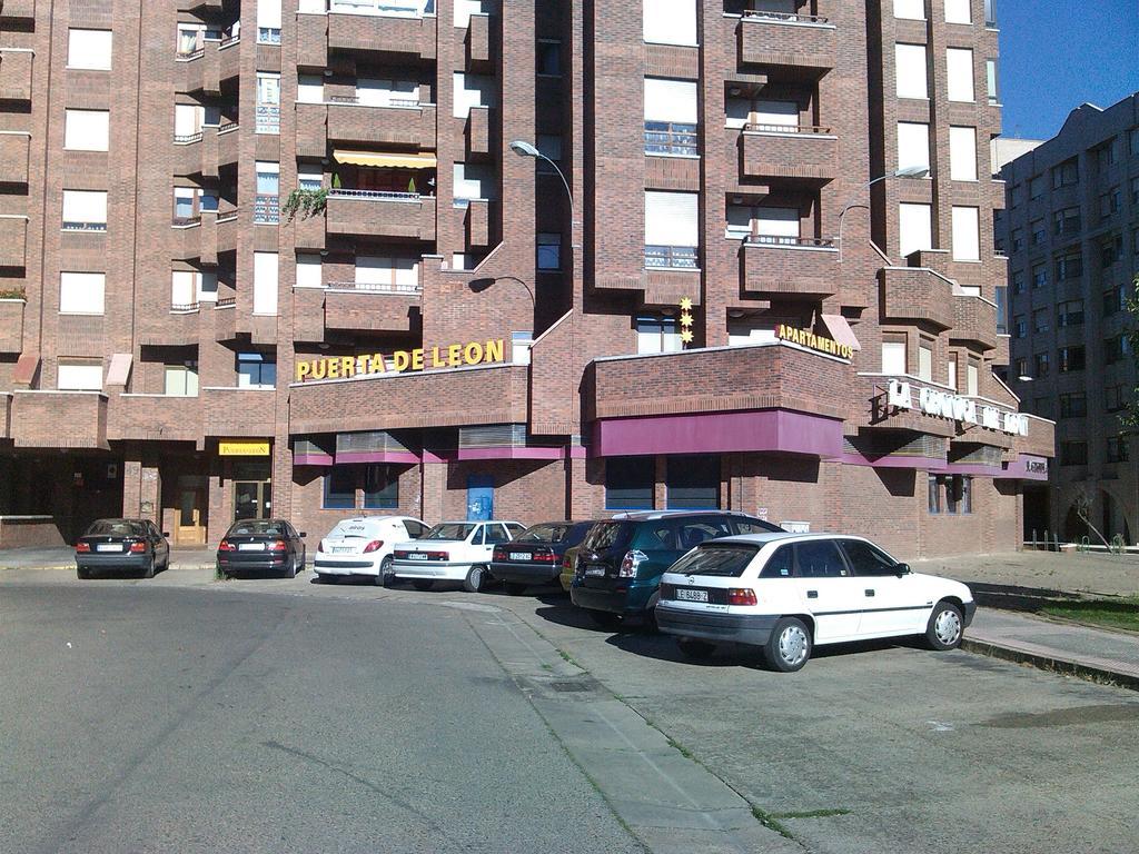 Apartamentos Turisticos Puerta De Leon Ruang foto