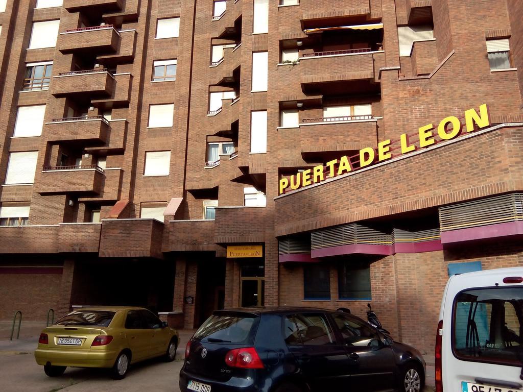 Apartamentos Turisticos Puerta De Leon Ruang foto
