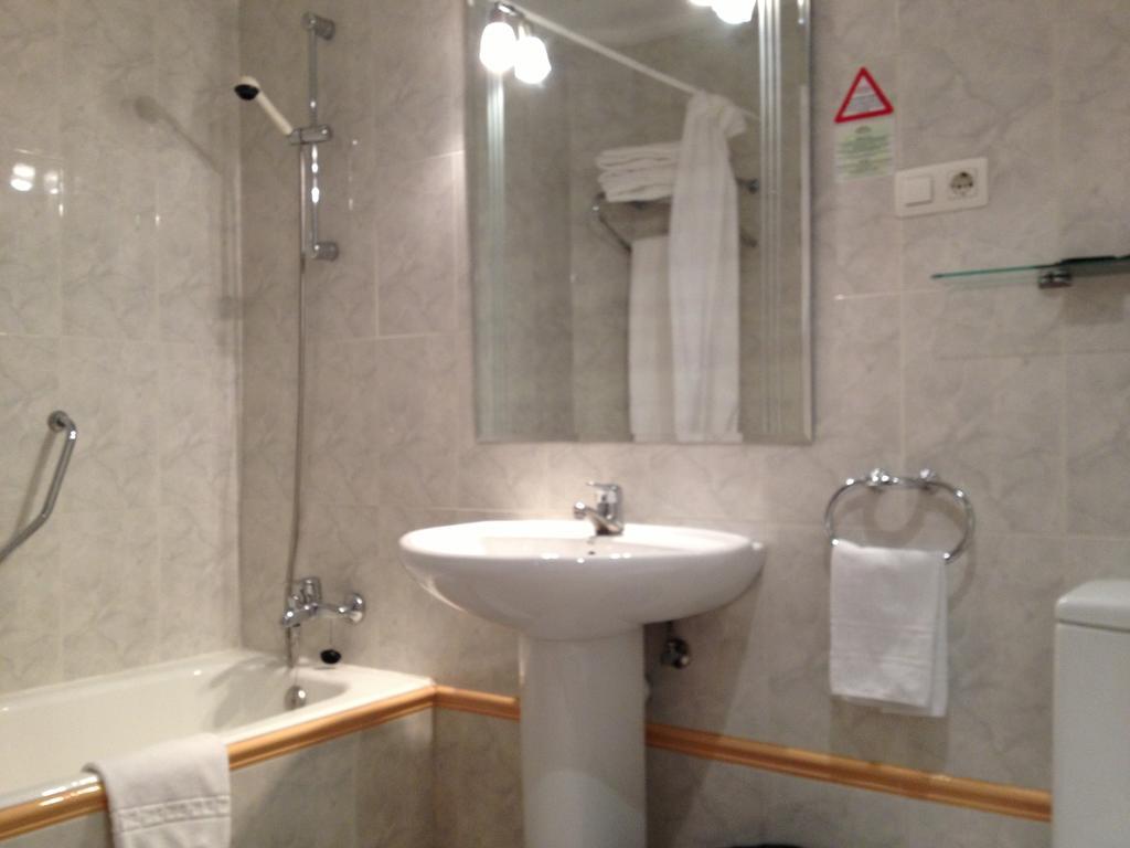 Apartamentos Turisticos Puerta De Leon Bagian luar foto